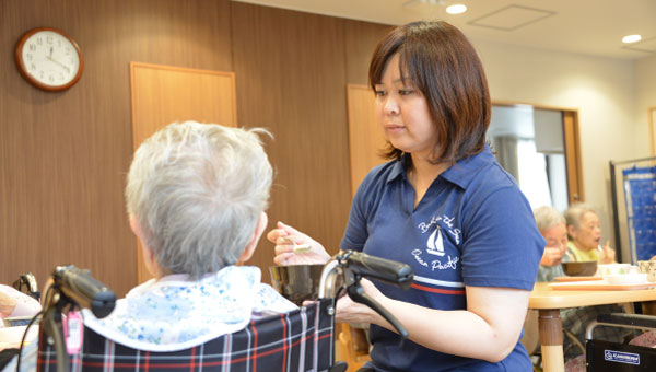 ご利用者様のお食事を介助します。