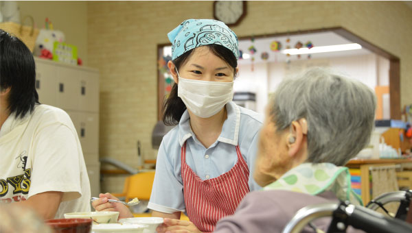 お食事の介助です。ゆっくりよく噛んで食べてくださいね〜