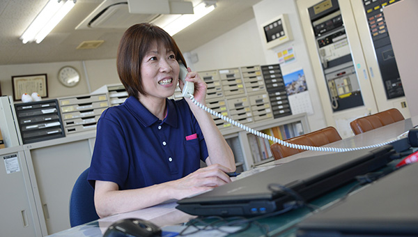 ご家族様からのお電話に対応します。