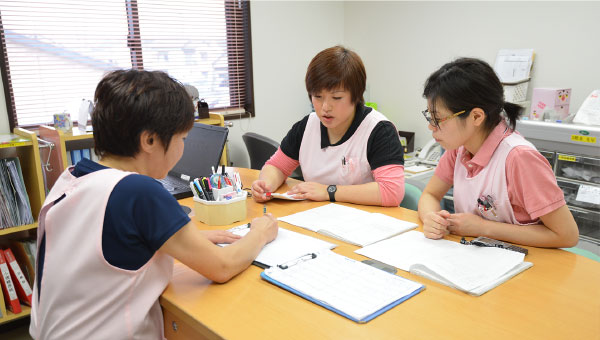 朝の申し送り、今日の看護計画を確認します。