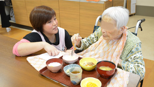 食事がきちんと摂れてますか？食事の様子をチェックするのも大切です。