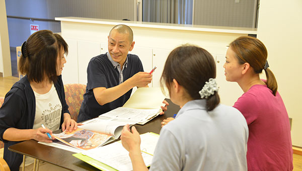 多職種で機能訓練会議を行い、自立を支援しています。