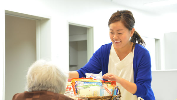 売店にお菓子を買いに来られた、ご利用者様の対応をします。どれが良いですか？