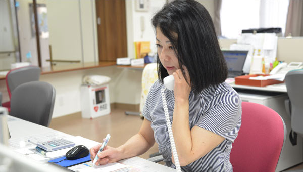 施設宛の電話は元気よく対応します。